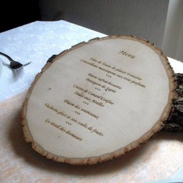 menu sur rondin de bois